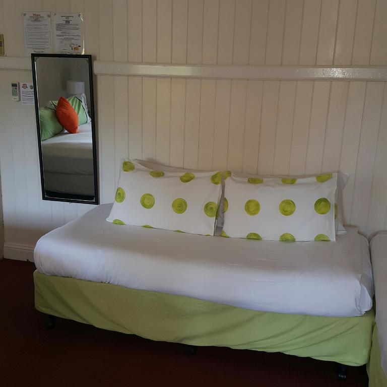 Joes Waterhole Hotel Eumundi Extérieur photo